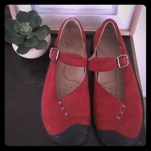 ✨ Super comfy red Keen Mary Janes ✨
